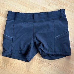 Lululemon Mid Rise 4” Short, size 10 in Black w/ Pockets